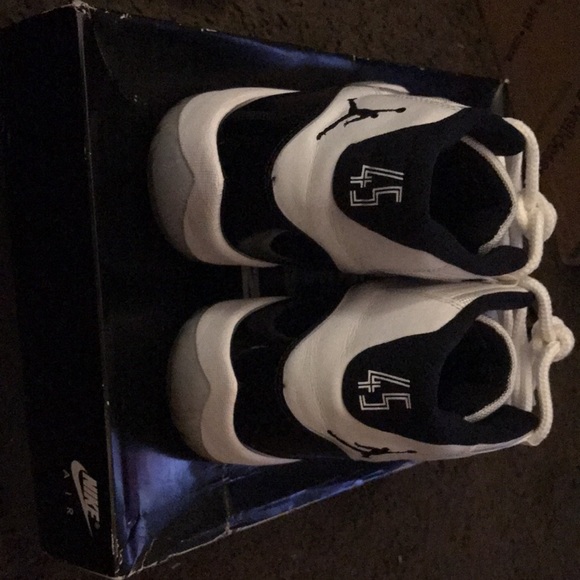 Jordan 11 - Picture 3 of 5